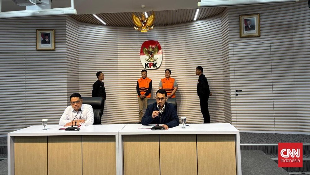 Chapnews - Nasional - Komisi Pemberantasan Korupsi (KPK) secara resmi menetapkan Kepala Kejaksaan Negeri (Kajari) Hulu Sungai Utara (HSU), Albertinus Parlinggoman Napitupulu, serta Kepala Seksi Intelijen (Kasi Intel) Kejari HSU, Asis Budianto, sebagai tersangka utama dalam kasus dugaan pemerasan yang mengguncang institusi penegak hukum. Pengungkapan kasus ini bermula dari Operasi Tangkap Tangan (OTT) yang dilancarkan KPK pada Kamis, 18 Desember 2025. Ironisnya, satu tersangka lain, Kepala Seksi Perdata dan Tata Usaha Negara (Datun) Kejari HSU Tri Taruna Fariadi, hingga kini masih dalam pengejaran alias buron. 1 Chapnews - Nasional - Komisi Pemberantasan Korupsi (KPK) secara resmi menetapkan Kepala Kejaksaan Negeri (Kajari) Hulu Sungai Utara (HSU), Albertinus Parlinggoman Napitupulu, serta Kepala Seksi Intelijen (Kasi Intel) Kejari HSU, Asis Budianto, sebagai tersangka utama dalam kasus dugaan pemerasan yang mengguncang institusi penegak hukum. Pengungkapan kasus ini bermula dari Operasi Tangkap Tangan (OTT) yang dilancarkan KPK pada Kamis, 18 Desember 2025. Ironisnya, satu tersangka lain, Kepala Seksi Perdata dan Tata Usaha Negara (Datun) Kejari HSU Tri Taruna Fariadi, hingga kini masih dalam pengejaran alias buron.