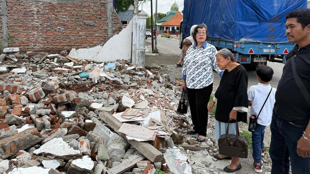 Kisah Pilu Nenek Elina: Diusir Paksa, Polisi Turun Tangan!