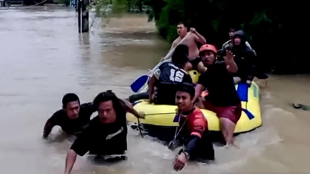 Bekasi Darurat Banjir! Air Setinggi Dada Orang Dewasa!