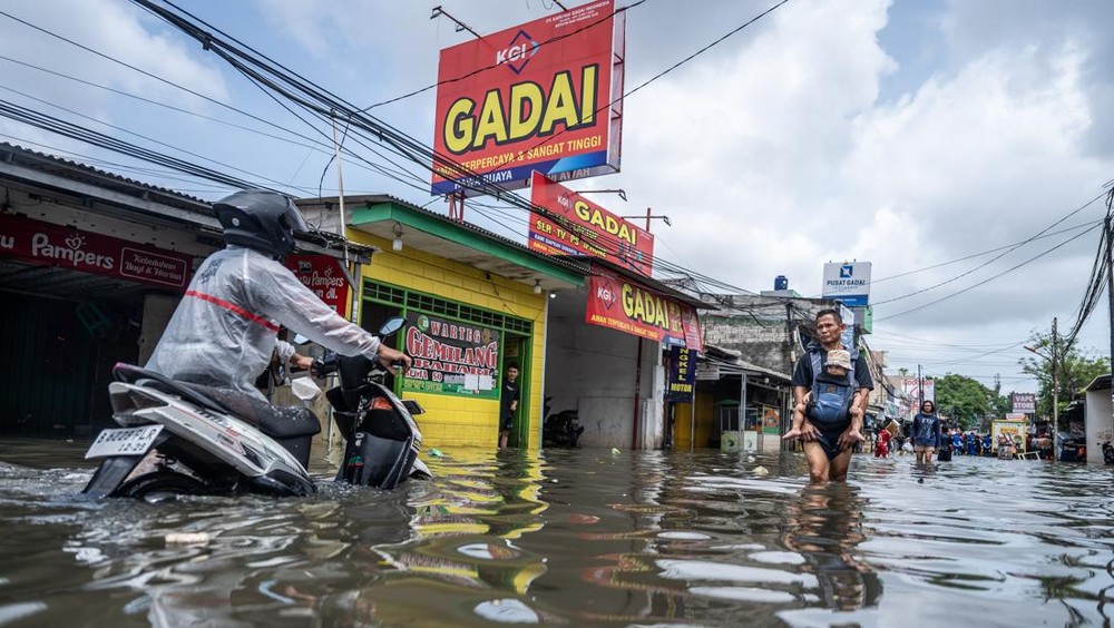 Jakarta Masih Berjuang: Banjir Belum Surut Total! 1 Jakarta Masih Berjuang: Banjir Belum Surut Total!