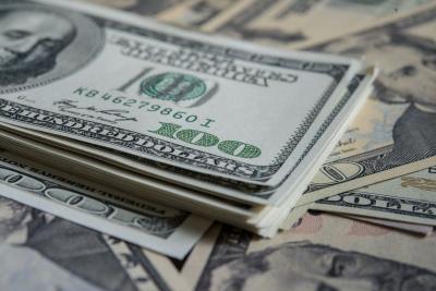 Rupiah Tertekan! Dolar AS Jadi Buruan Investor?