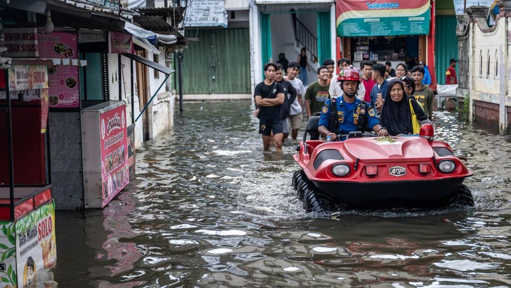 Jakarta Dikepung Banjir, Belasan RT Terendam!
