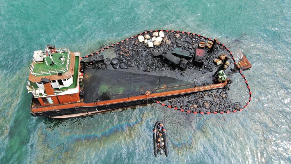 Ngeri! Kapal Limbah B3 Kandas di Batam, Laut Tercemar!