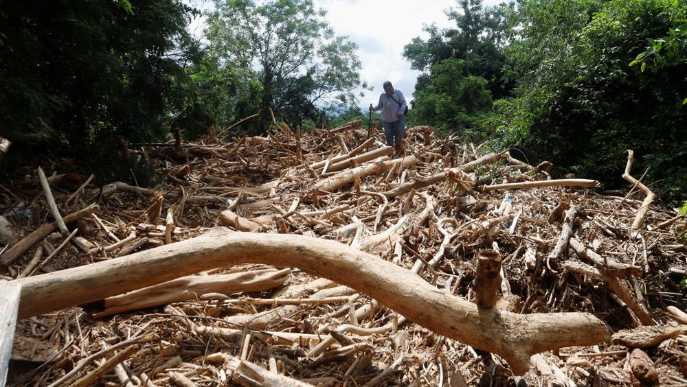 Banjir Purbalingga: Gelondongan Kayu Terjang Rumah!