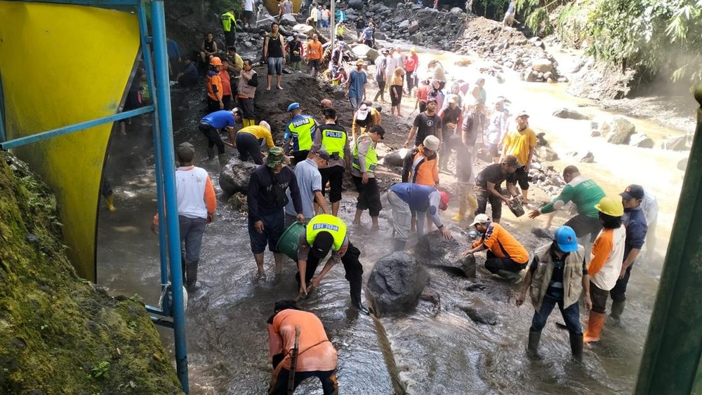 Guci Kembali Berduka: Banjir Bandang Hancurkan Ikon Wisata!