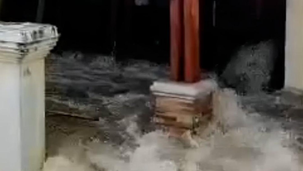 Tanggul Jebol! Ratusan Rumah di Tangerang Diterjang Banjir 1 Tanggul Jebol! Ratusan Rumah di Tangerang Diterjang Banjir
