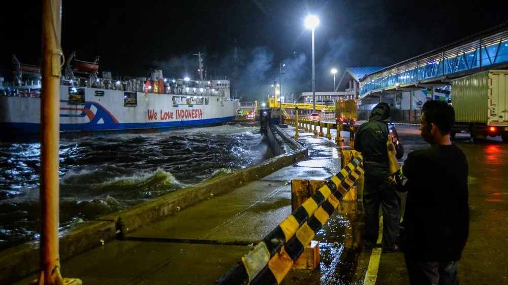 Gelombang Dahsyat Hantam Feri, Truk Ambruk di Dek!