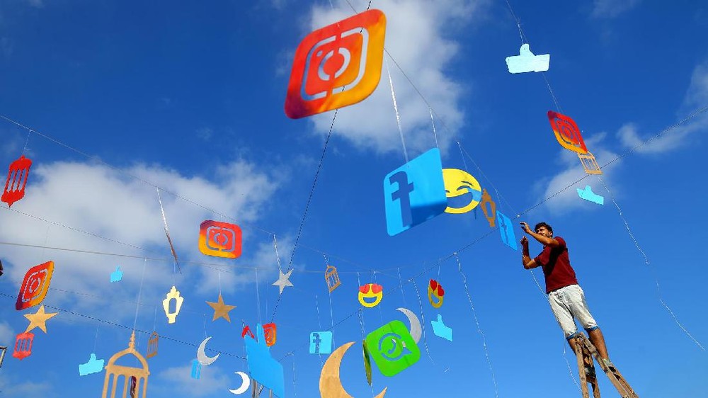 Ironi Digital: Medsos Meledak, Kepercayaan Publik Anjlok!