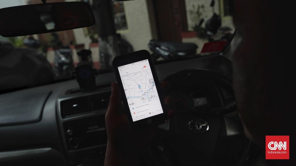 VIRAL! Pasangan Mesum di Taksi Online, Polisi Bertindak!