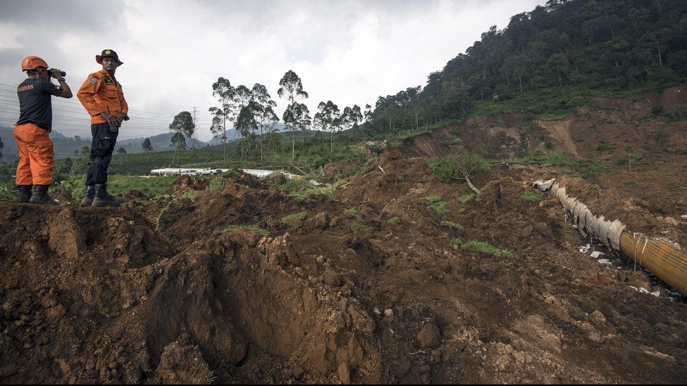 Ngeri! Longsor Hantam Rumah di Bandung, 2 Anak Tewas