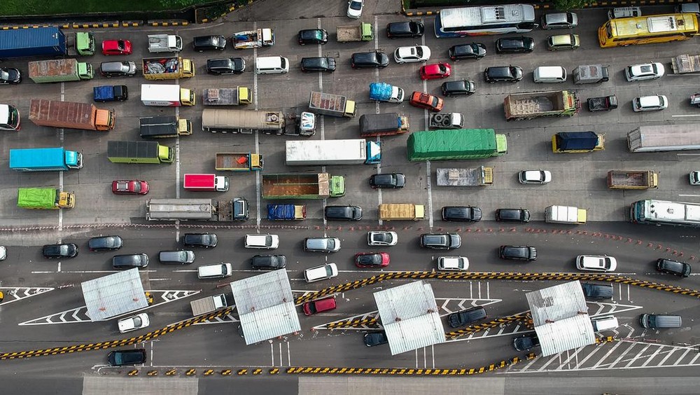 Chapnews - Nasional -  Keresahan masyarakat pengguna ruas Tol Jakarta-Tangerang akibat kemacetan parah kini menjadi sorotan tajam Komisi III Dewan Perwakilan Rakyat (DPR) RI. Wakil Ketua Komisi III DPR RI, Rano Alfath, secara lugas mendesak institusi dan pejabat terkait untuk segera mengambil langkah konkret. Fokus utama sorotan diarahkan pada dua biang kerok utama: maraknya truk yang nekat mengambil lajur kanan dan keberadaan truk Over Dimension Over Loading (ODOL) yang masih bebas berkeliaran.