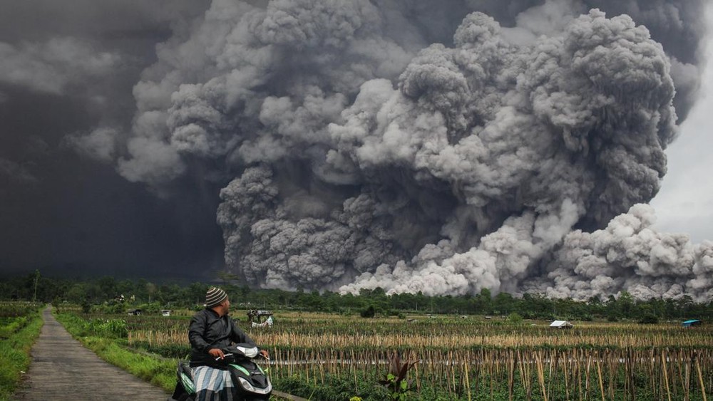 Semeru Menggila! Awan Panas Lontarkan 6 Km, Status Siaga!