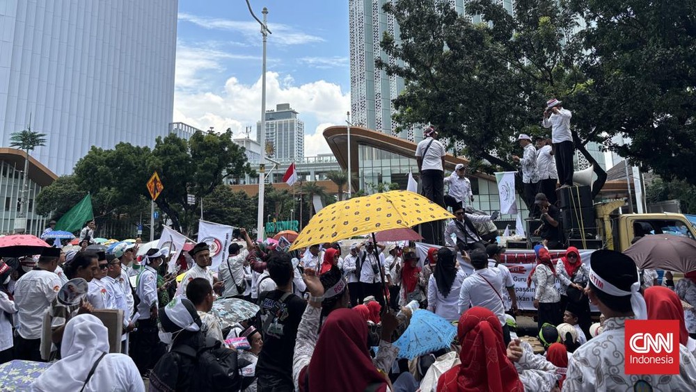 Gedung DPR Memanas! Guru Madrasah Demo, Polisi Siaga Penuh