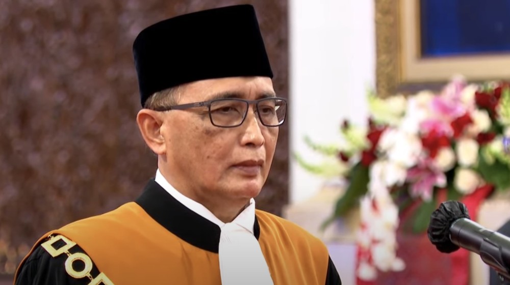 Chapnews - Nasional - Mahkamah Agung (MA) menunjukkan sikap tegas tanpa kompromi terhadap hakim yang terlibat praktik korupsi, khususnya pasca-operasi tangkap tangan (OTT) yang menjerat Ketua dan Wakil Ketua Pengadilan Negeri (PN) Depok. Sekretaris Mahkamah Agung, Sunarto, dengan lugas menyatakan bahwa tidak ada ruang bagi belas kasihan, dan pilihan bagi hakim yang terjerat 'pelayanan transaksional' hanyalah dua: mengundurkan diri atau mendekam di balik jeruji besi.