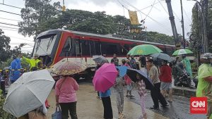 Horor Pagi! KA Bandara Anjlok Ditabrak Truk, KRL Lumpuh!