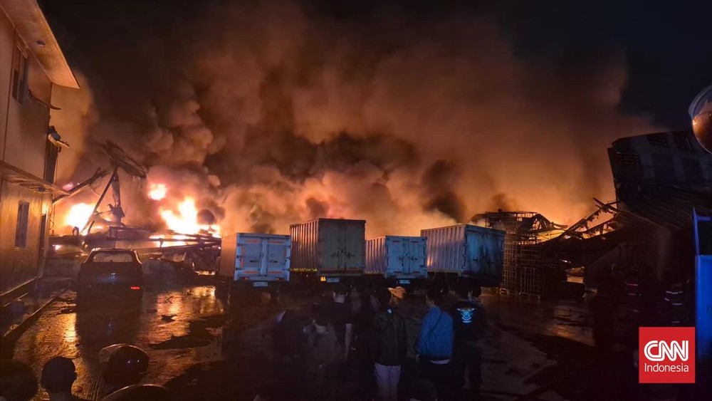 Detik-detik Mencekam: Pabrik Cat Cikupa Terbakar Hebat!