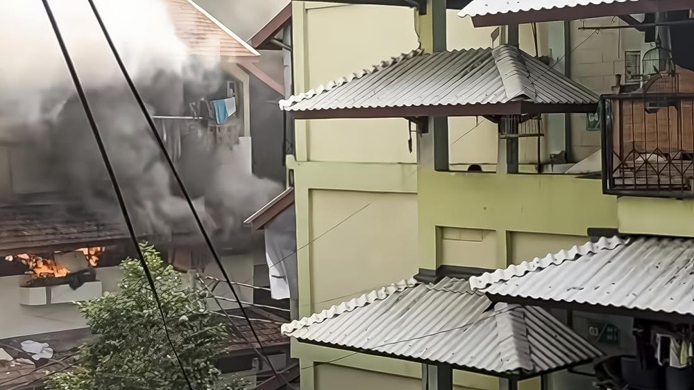 GEGER SURABAYA! Rusunawa Sombo Dilalap Api, Langit Gelap! 1 GEGER SURABAYA! Rusunawa Sombo Dilalap Api, Langit Gelap!