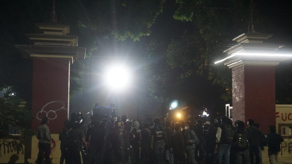 Polda DIY Digeruduk! Gerbang Roboh, Tembok Dicoret Massa!