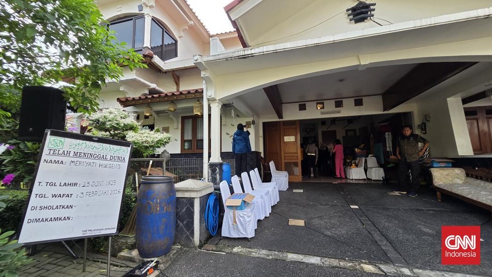 Eyang Meri, Istri Hoegeng Berpulang, Dimakamkan Dekat Sang Suami! 1 Eyang Meri, Istri Hoegeng Berpulang, Dimakamkan Dekat Sang Suami!