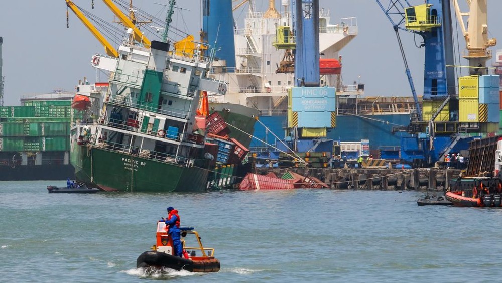 Tragedi Fajar di Tanjung Perak: Kapal Oleng, 1 Orang Hilang!