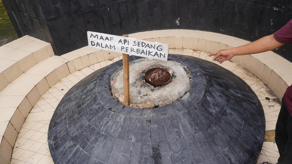 Api Abadi Mrapen Padam! Tiket Masuk Kini Gratis!