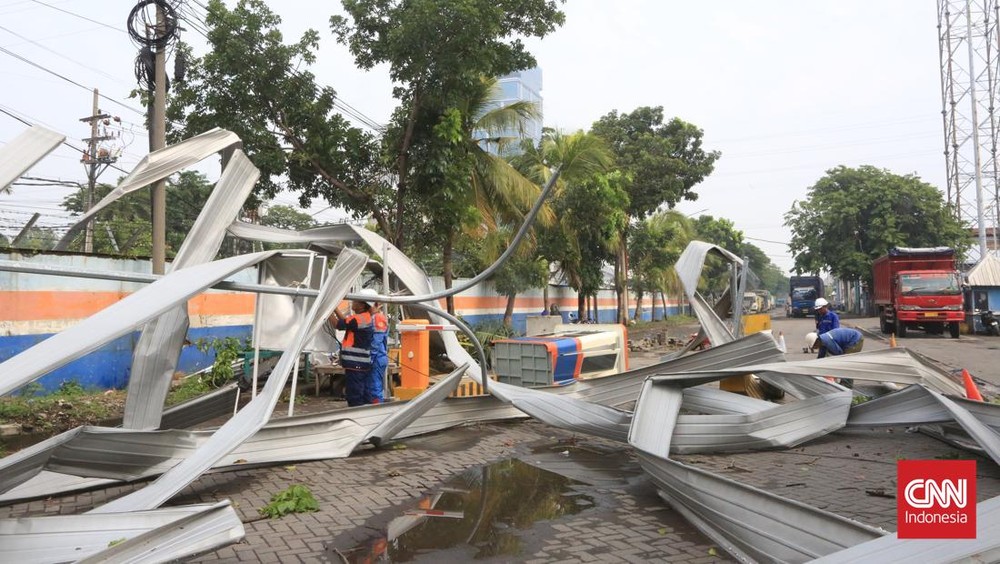 Geger! Puting Beliung Landa Terminal Kalimas, Fasilitas Rusak!