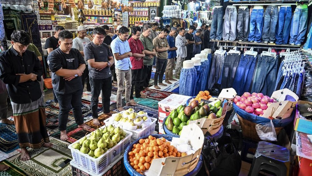 Fenomena Langka! Hiruk Pikuk Tanah Abang Mendadak Hening!