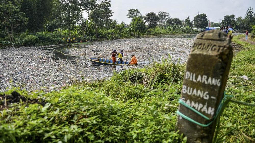 Dosa Besar! MUI Haramkan Buang Sampah ke Sungai, KLHK Dukung Penuh!
