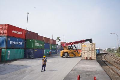 KAI Logistik Genjot Distribusi, Kapasitas Angkut Kontainer Meroket 67%! 1 KAI Logistik Genjot Distribusi, Kapasitas Angkut Kontainer Meroket 67%!