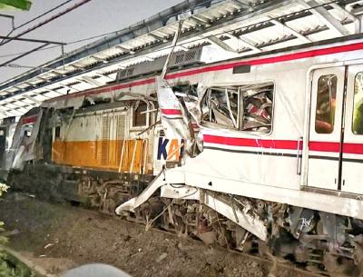 Jadwal KA Berantakan! Tabrakan Maut KRL Guncang Bekasi
