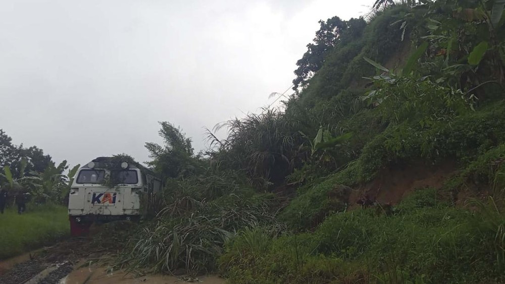 NYARIS! 500 Penumpang Kereta Ciremai Lolos dari Maut Longsor!