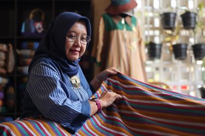 BRI Sulap Lurik Kuno Jadi Fesyen Hits, Ibu-ibu Berdaya!