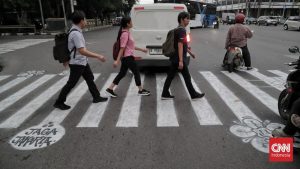 Heboh! Warga Jakarta Perbaiki Zebra Cross Rusak Sendiri!