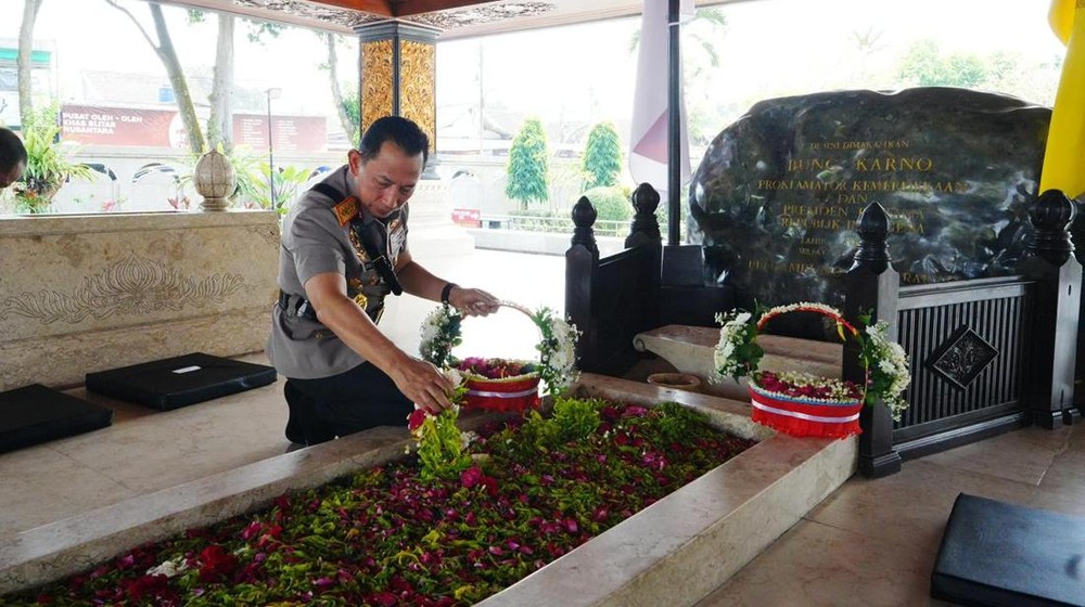 Kapolri Ziarahi Makam 3 Presiden: Pesan untuk Bhayangkara? 1 Kapolri Ziarahi Makam 3 Presiden: Pesan untuk Bhayangkara?