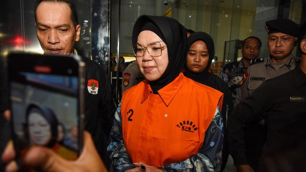 Bupati Sukoharjo Etik Suryani Ditahan KPK, Ada Apa? 1 Bupati Sukoharjo Etik Suryani Ditahan KPK, Ada Apa?