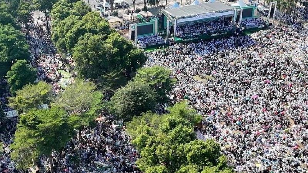 Ratusan Ribu Jemaah Padati Situbondo, Doakan Indonesia dan Rahasia Kekayaan Terungkap! 1 Ratusan Ribu Jemaah Padati Situbondo, Doakan Indonesia dan Rahasia Kekayaan Terungkap!