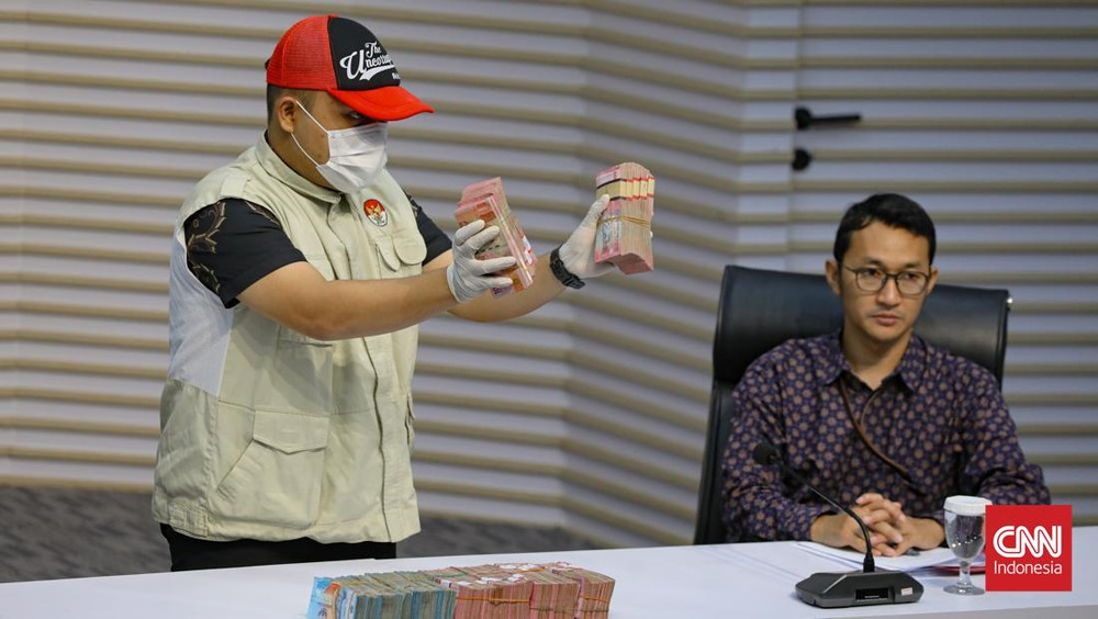 KPK Geledah Dua Kantor Dinas di Madiun 1 KPK Geledah Dua Kantor Dinas di Madiun